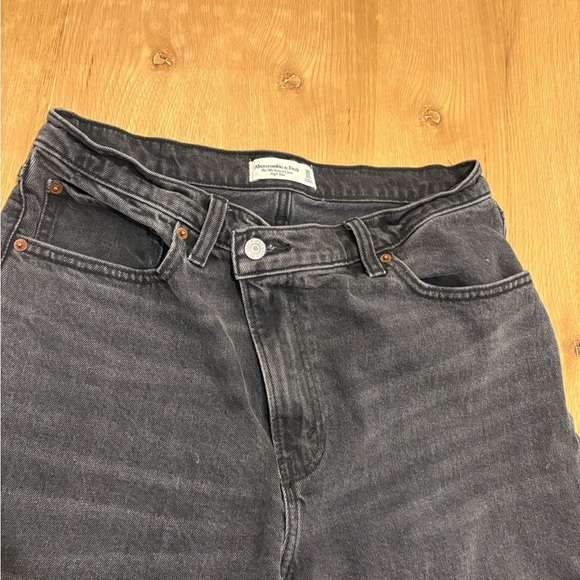Abercrombie and Fitch 90s Relaxed High Rise Jean - Picture 7 of 9